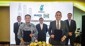 During the signing ceremony, Velesto was represented by Megat Zariman Abdul Rahim, while Hess was represented by Senior Manager, Drilling, Khazimad Yusof. The signing was witnessed by Senior Vice President of Malaysia Petroleum Management,
Mohamed Firouz Asnan, Vice President of Hess Asia, Zhiyong Zhao, and Chairman of Velesto, Mohd Rashid Mohd Yusof. ©Velesto
