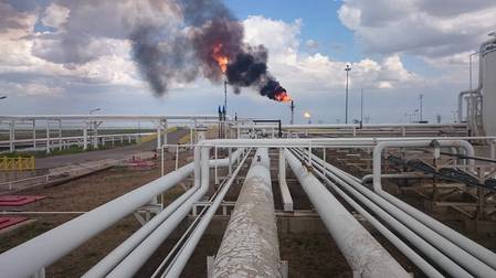 Oil steadies as market prices in expectations of OPEC supply cut