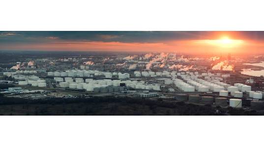 An aerial view of the houston Refining complex (CREDIT: AdobeStock / © Irina K)