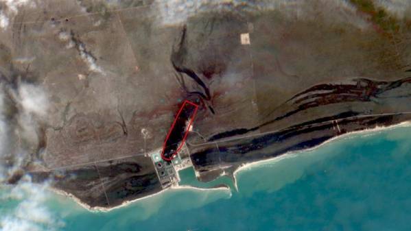 Satellite image after the impact of Hurricane Dorian on the South Riding Point oil terminal at Grand Bahama Island. The red outline denotes the plume area of the oil spill, ca. 0.5 sq km, and ca. 1.3 km in length. (Photo: ESA Sentinel-2 satellite)