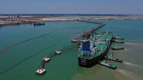 New Renown, Crude Oil Tanker (VLCC) from Middle East, Docked at 300,000-ton Crude Oil Terminal of Sinopec Zhongke Refinery Port.