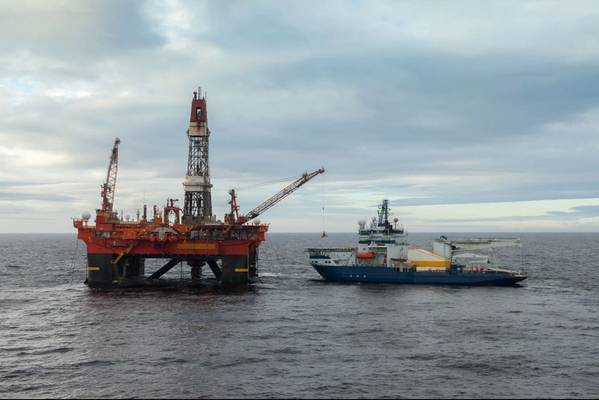 Icebreaker alongside an oil rig in Kara Sea Russia / Image by Arild - AdobeStock