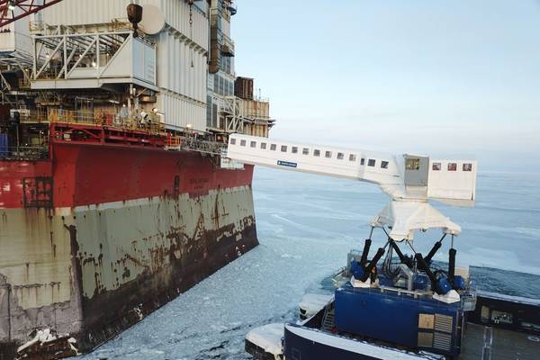 Image 3 – The N-type system operating in the extreme-cold winter conditions off the coast of Sakhalin, Russia - Source: Ampelmann