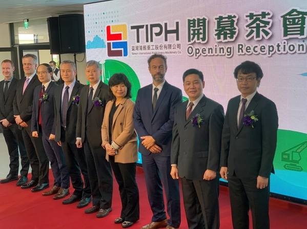 Opening Reception: Ken Chang, President of Giant and Taiwan International Ports Heavy-Machinery Co (extreme right), Chris Schraa, General Manager of Mammoet Taiwan (second to the right), and VIP guests from various embassies and the Taiwan Port Customs. (Credit: Mammoet)
