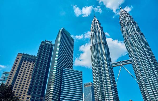 The Petronas Towers in Kuala Lumpur, Malaysia; Image by badahos/AdobeStock