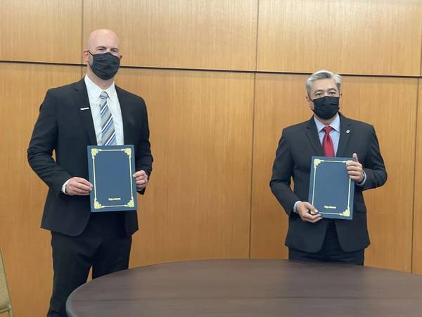 The MoU signing parties were Adif Zulkifli (right), PETRONAS Executive Vice President and Chief Executive Officer of Upstream and Shane Harris (left), President and Chairman, ExxonMobil Exploration and Production Malaysia Inc.   - Credit: Petronas


