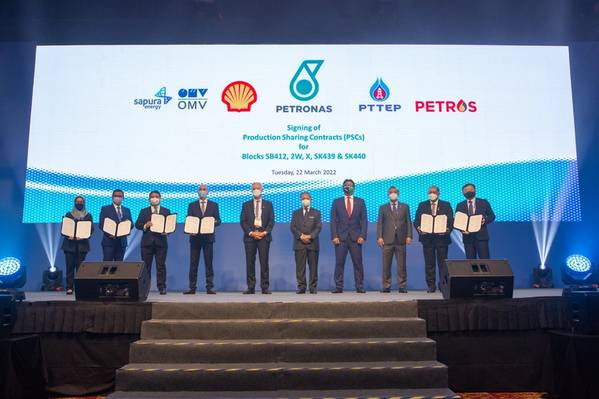 From left to right Among the delegates during the signing ceremony of Sabah’s Blocks SB412, 2W and X
and Sarawak’s Block SK439SK440 PSCs, PETRONAS Carigali Sdn Bhd, Chief Executive Officer, Hasliza Othman;
SapuraOMV Upstream (Malaysia) Sdn. Bhd, Chief Executive Officer, Muhammad Zamri Jusoh; PETRONAS, Senior
Vice President of Malaysia Petroleum Management, Mohamed Firouz Asnan; Shell Upstream, Executive Vice
President, Conventional Oil & Gas, Peter Costello; Offshore Technology Conference, Board