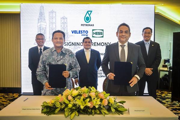 During the signing ceremony, Velesto was represented by Megat Zariman Abdul Rahim, while Hess was represented by Senior Manager, Drilling, Khazimad Yusof. The signing was witnessed by Senior Vice President of Malaysia Petroleum Management,
Mohamed Firouz Asnan, Vice President of Hess Asia, Zhiyong Zhao, and Chairman of Velesto, Mohd Rashid Mohd Yusof. ©Velesto
