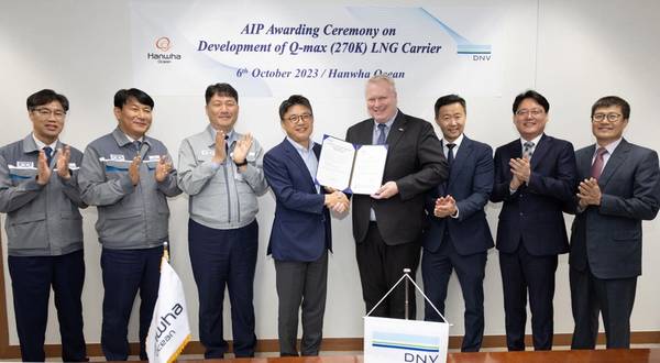  Presentation of the AiP (from left): Jee Hoon Choi (Hanwha Ocean), Haeng Myung Seo (Hanwha Ocean), Seung Han Moon (CTO, Hanwha Ocean), Jong Seo Kim (COO, Hanwha Ocean), Vidar Dolonen (Regional Manager Korea & Japan Maritime, DNV), Andreas Kristoffersen (DNV), Chul Young Kang (DNV), Sun Ku Choi (DNV)
Credit: DNV