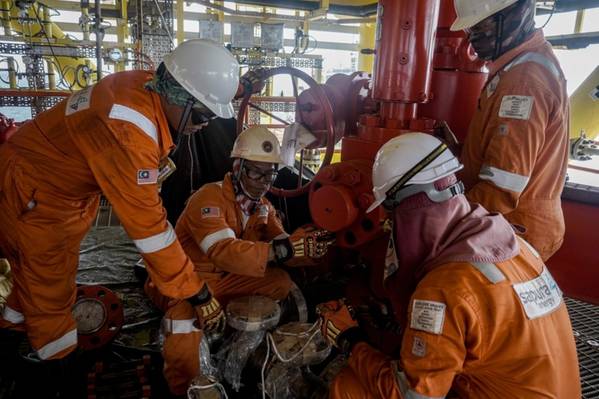 Sapura Energy’s hook-up and commissioning team in action (Credit: Sapura Energy)