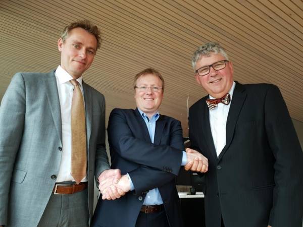 Picture taken after today’s signing. From left: Ola Borten Moe (OKEA CCO), Rich Denny (Managing Director A/S Norske Shell) and Erik Haugane (OKEA CEO)