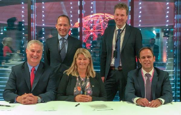 Doug Pferdehirt (left), CEO TechnipFMC, Torger Rød, SVP Equinor, Margareth Øvrum, EVP Equinor, Kjetil Hove, SVP Equinor, and Luis Araujo, CEO Aker Solutions. (Photo: Equinor) 