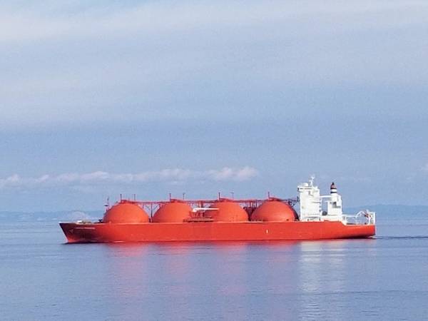 File image: LNG tanker transiting the Med (Credit: Robert Murphy)