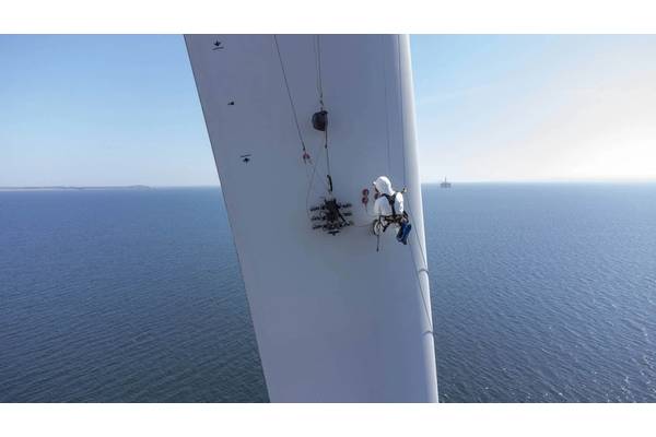 BladeBUG during trials at the 7 MW Levenmouth Demonstration Turbine. Photos from ORE Catapult.