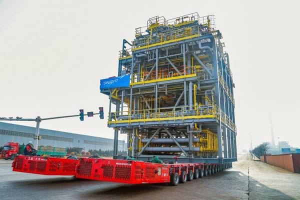 Maneuvering one of the sixth turn on the 10 km journey with oversized cargo, Rizhao, China. Image courtesy deugro